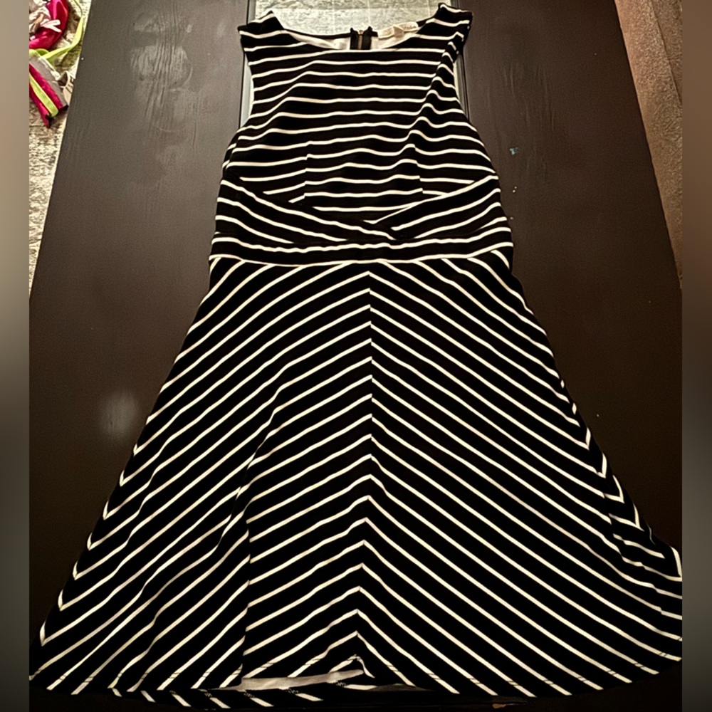 Rewind, Medium, Black and White